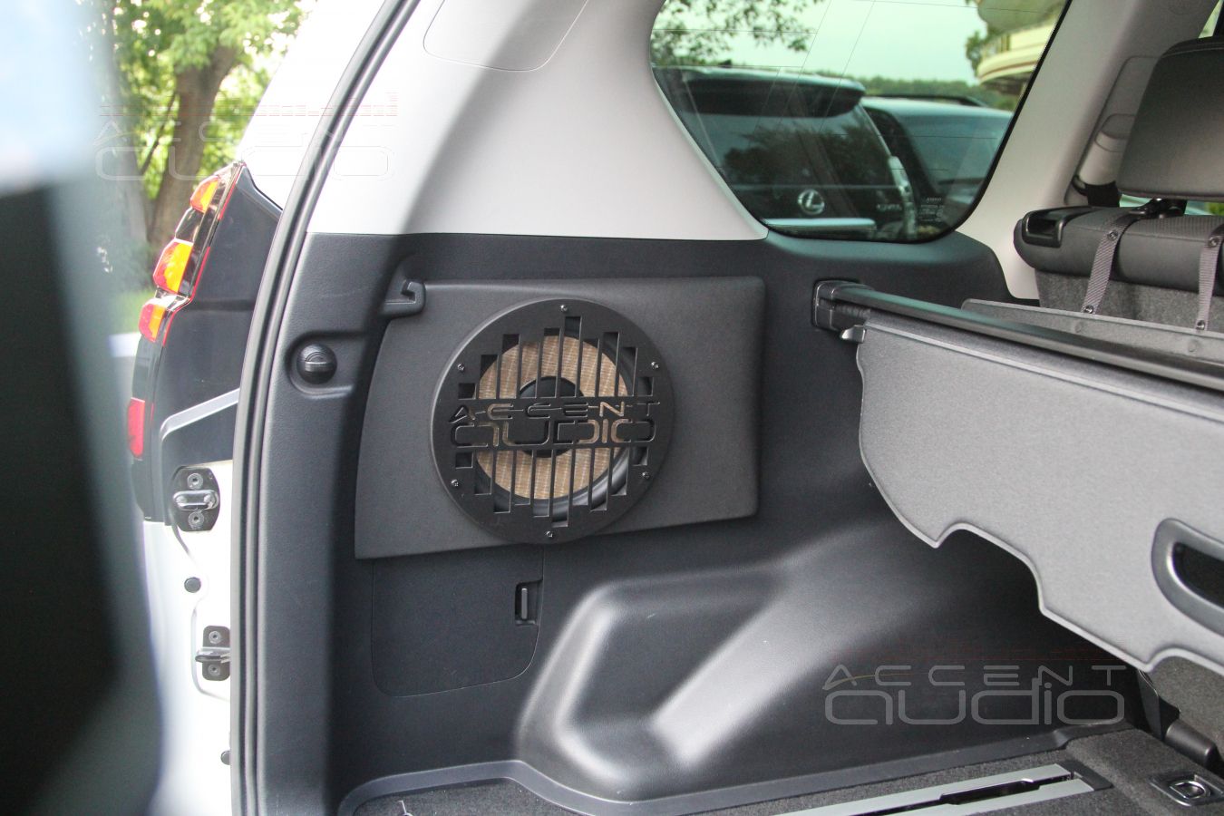 Сабвуфер-стелс из дерева в новом Toyota Prado 150 на базе головки Focal P25FS